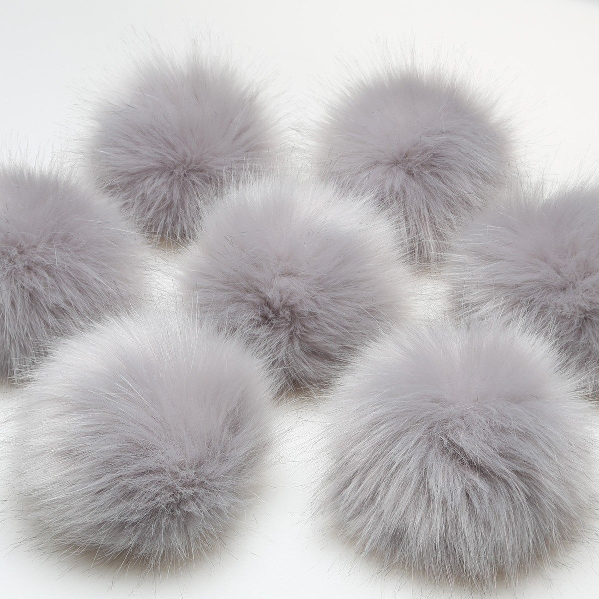 Pompon z zatrzaskiem - Szary, large/13 cm - Image 2