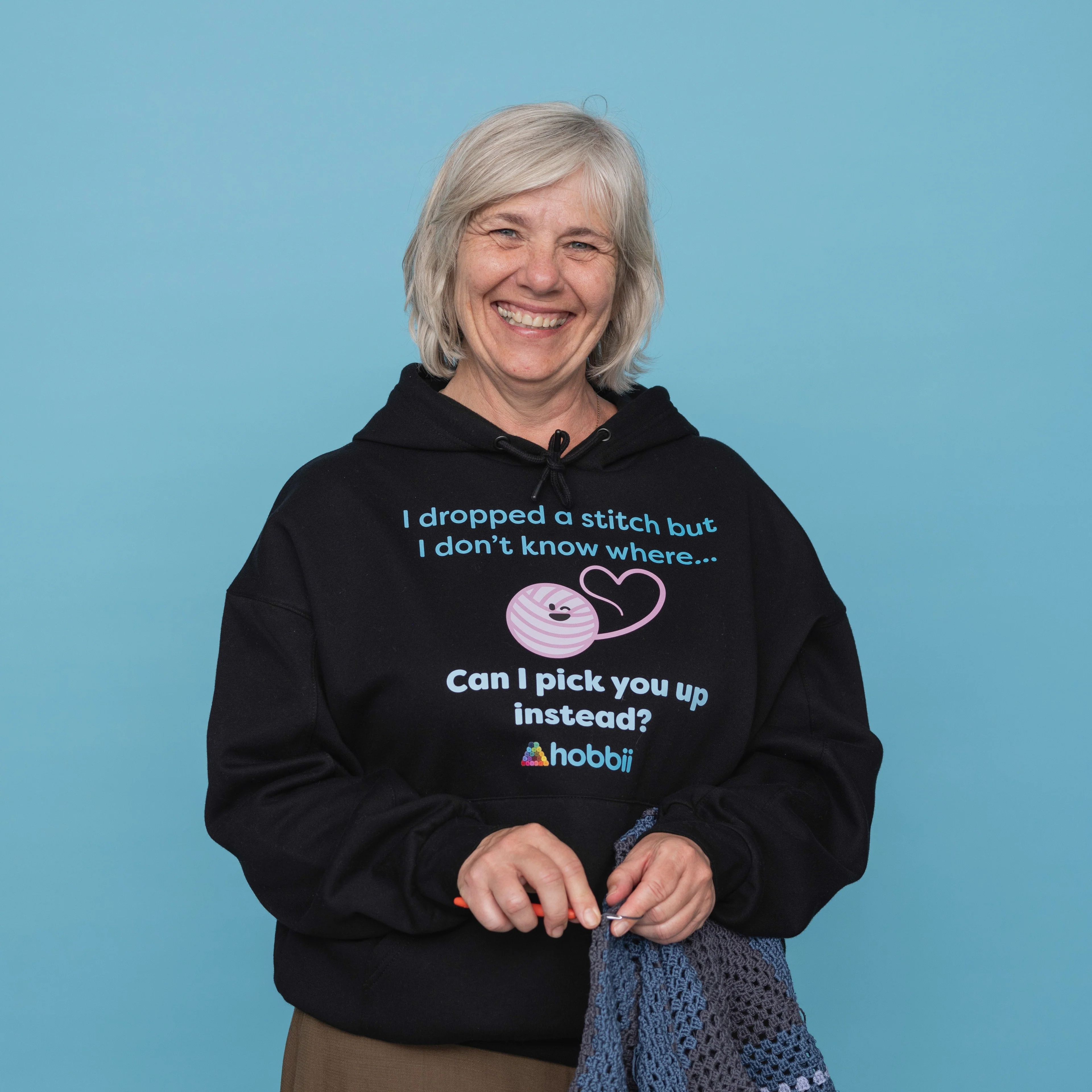 Dropped A Stitch Hoodie - Yarniis (Edycja limitowana) - Image 5